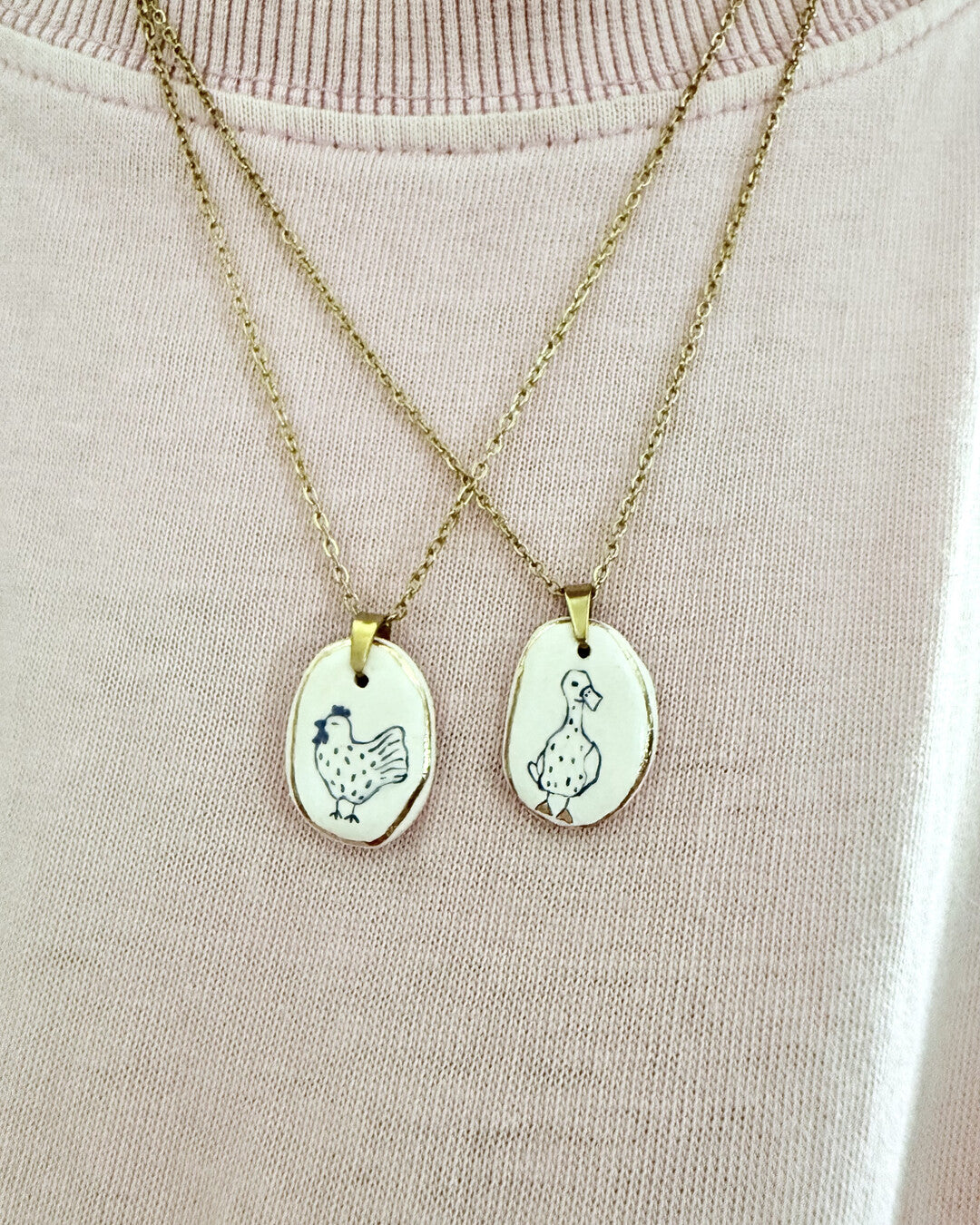Hen pendant and venetian box chain necklace