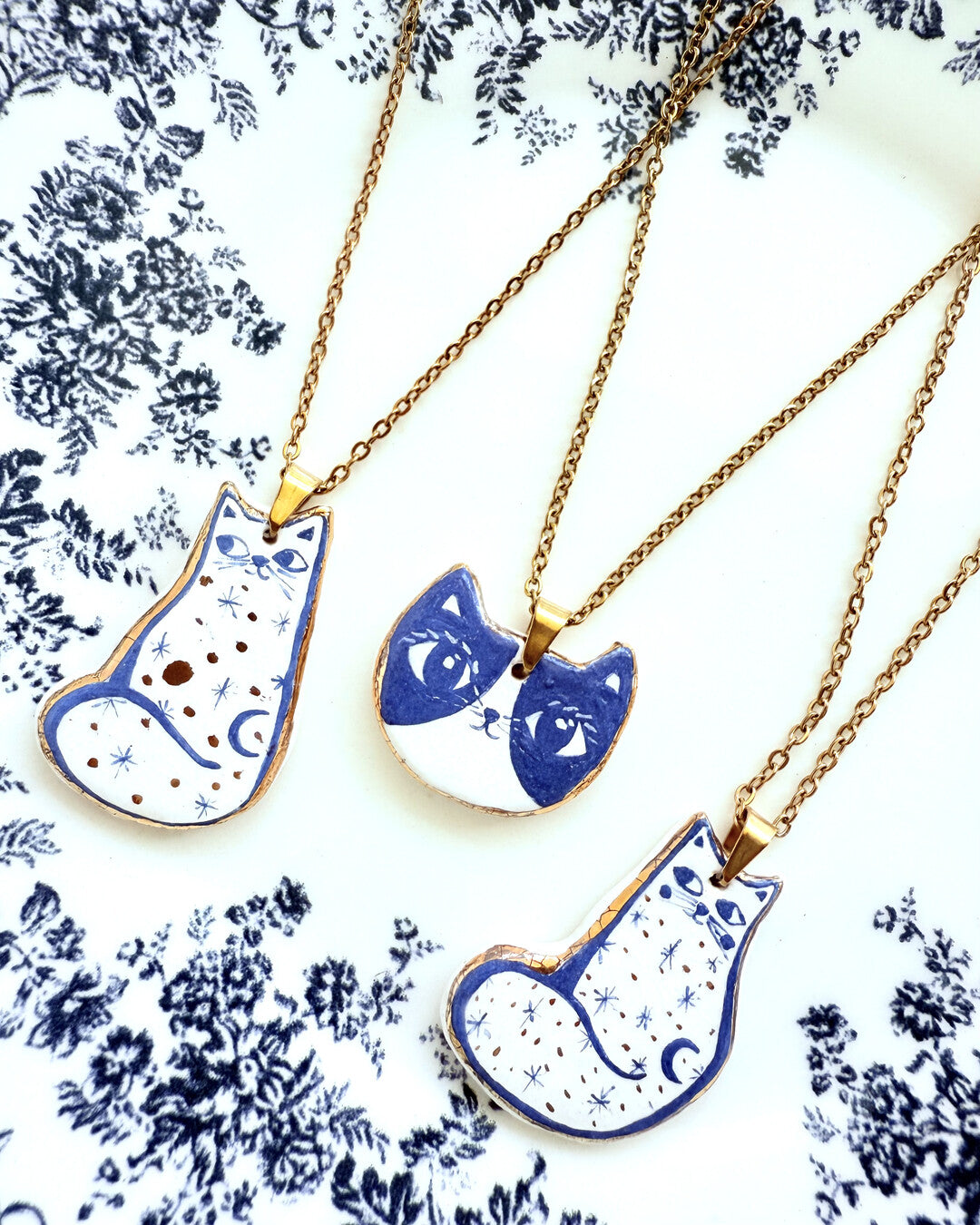 Night cat pendant and venetian box chain necklace