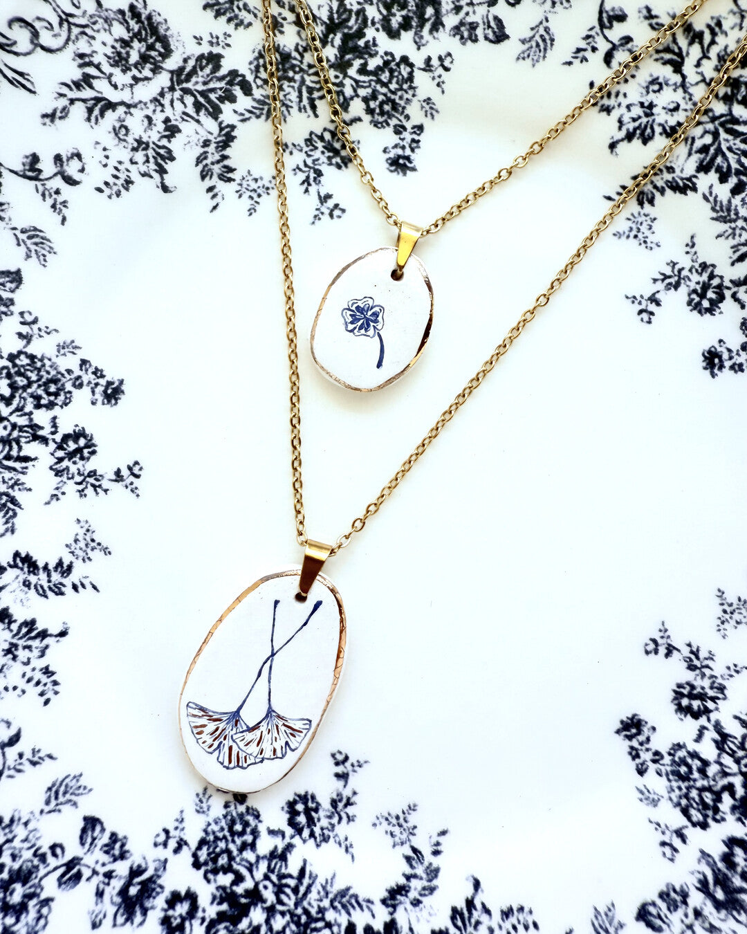 Ginkgo pendant and venetian box chain necklace
