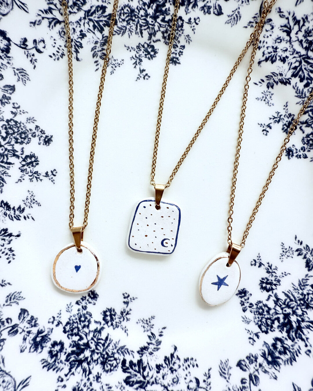 Micro star pendant and venetian box chain necklace
