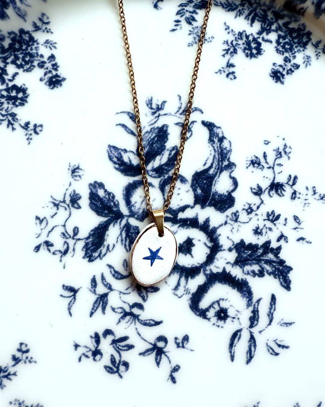 Micro heart pendant and venetian box chain necklace