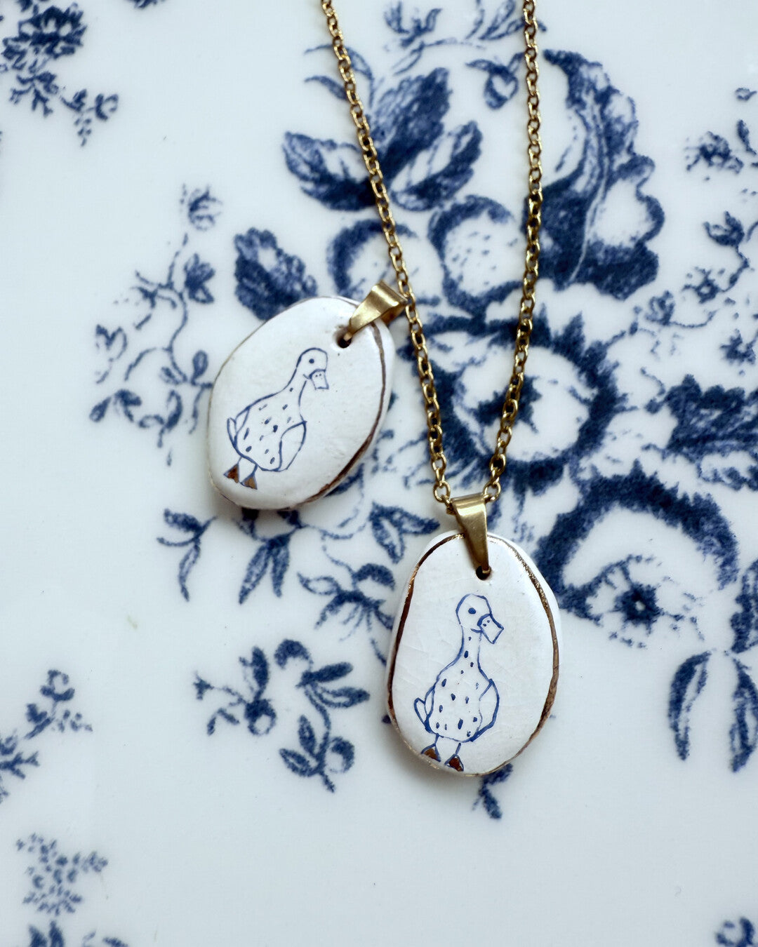 Goose pendant and venetian box chain necklace