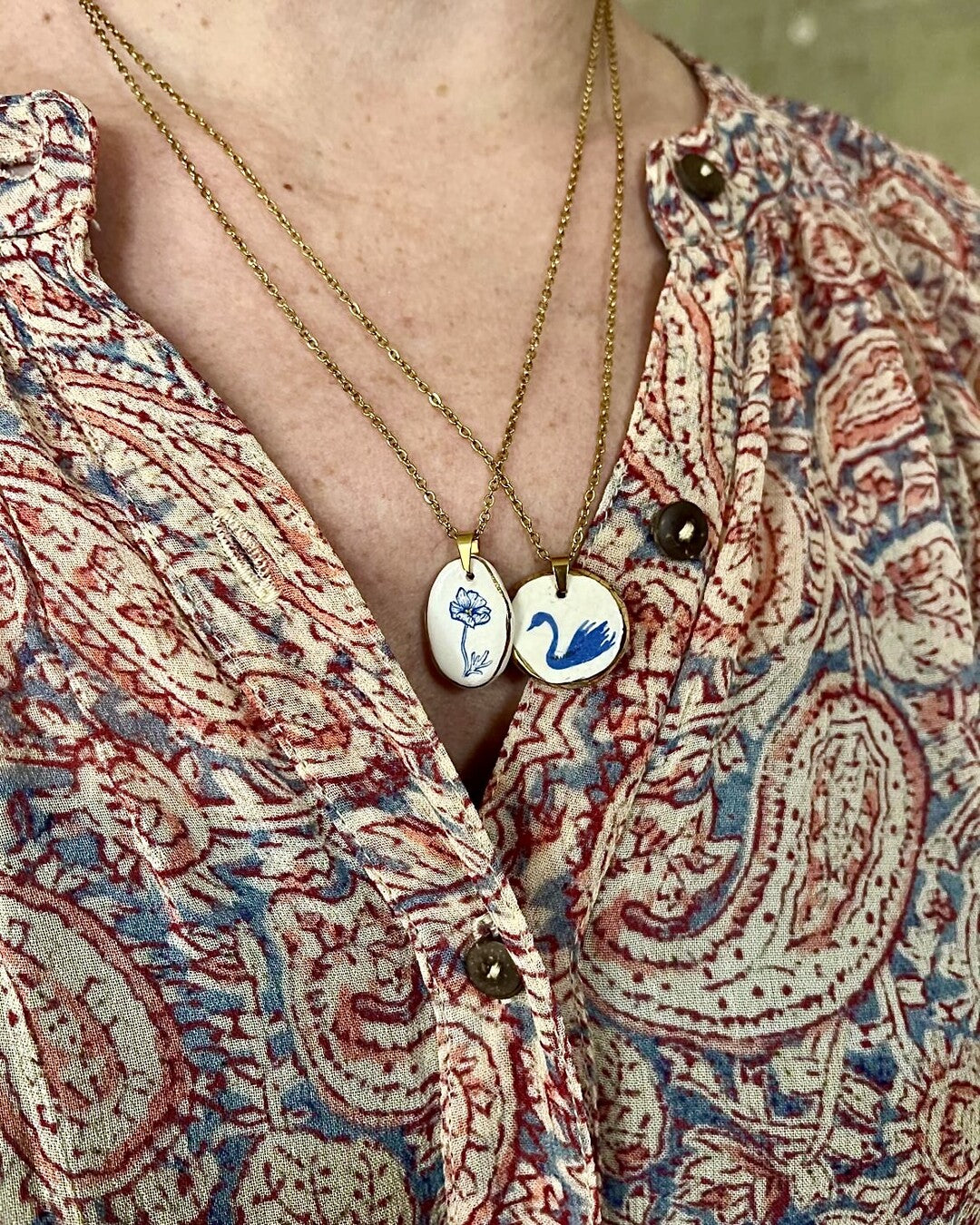Swan pendant and venetian box chain necklace
