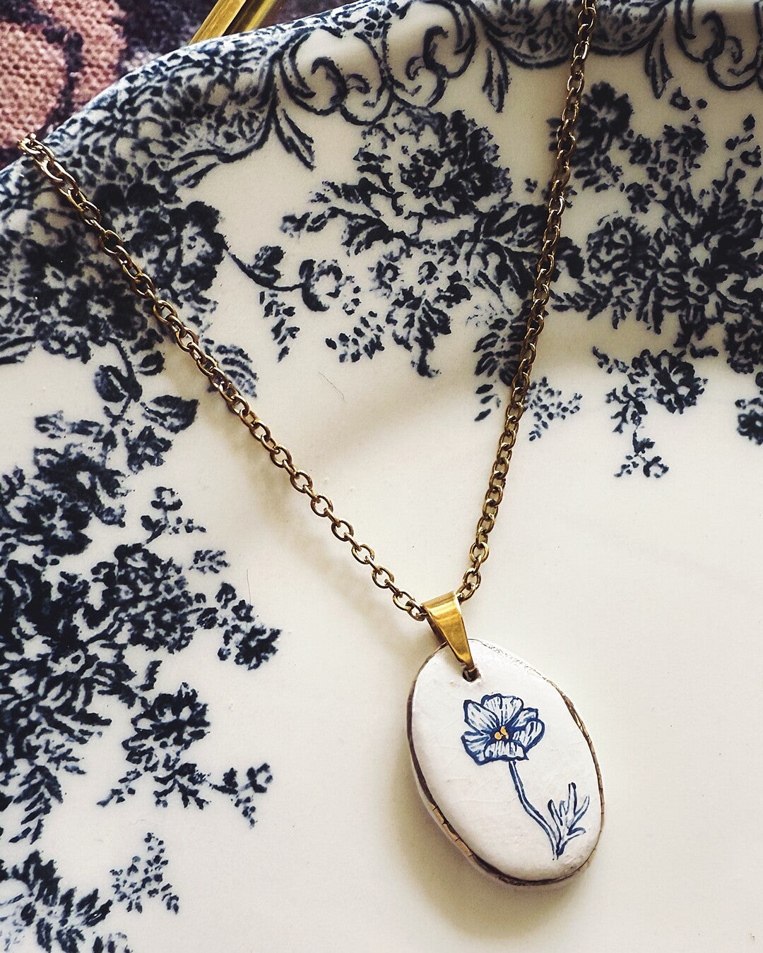 Poppy pendant and venetian box chain necklace