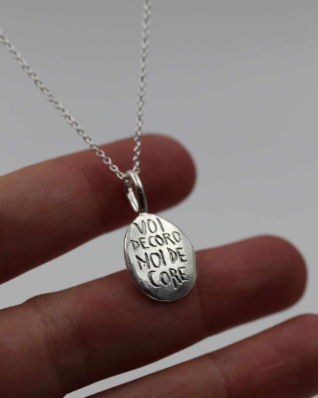 Voi decoro noi de core necklace