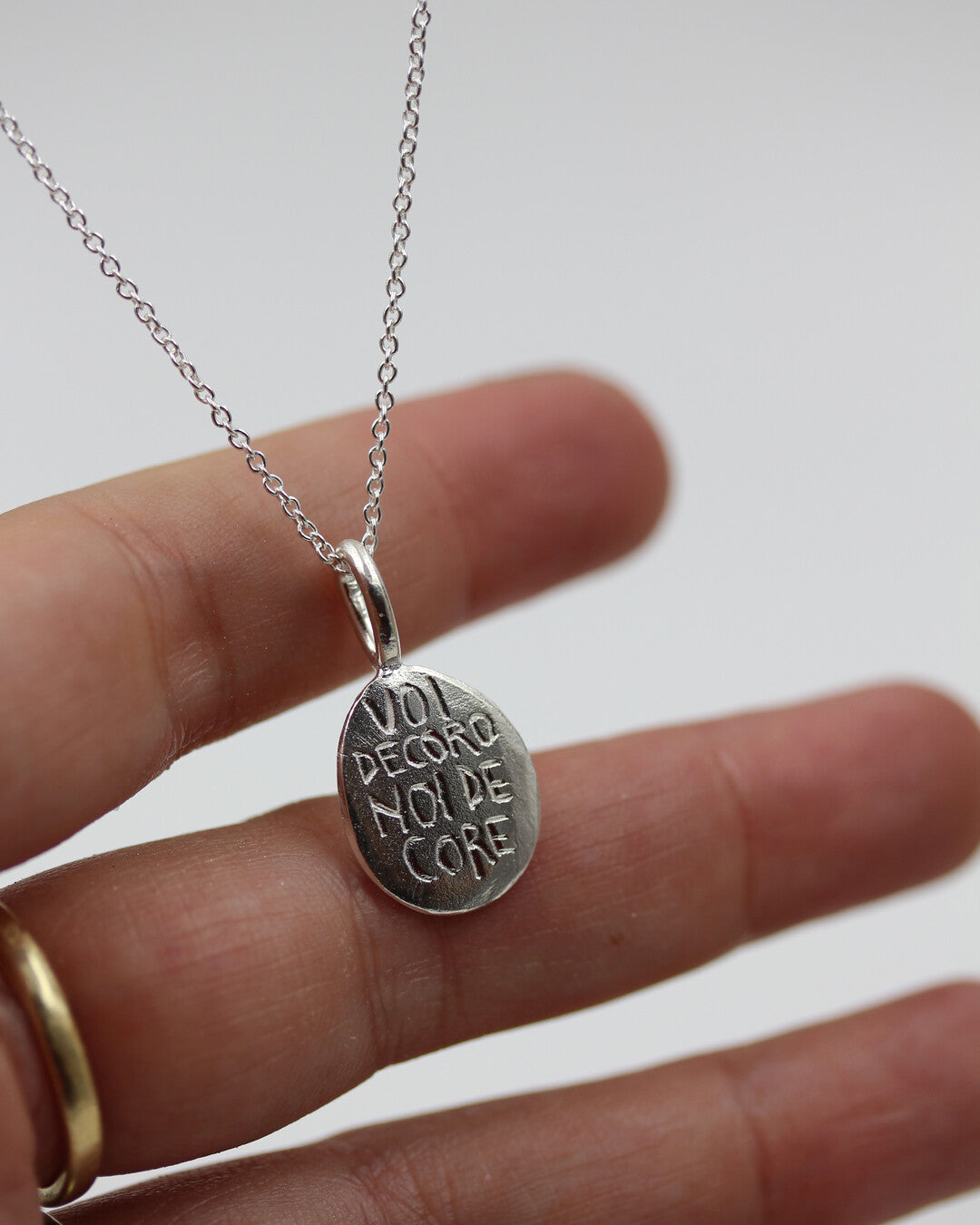 Voi decoro noi de core necklace