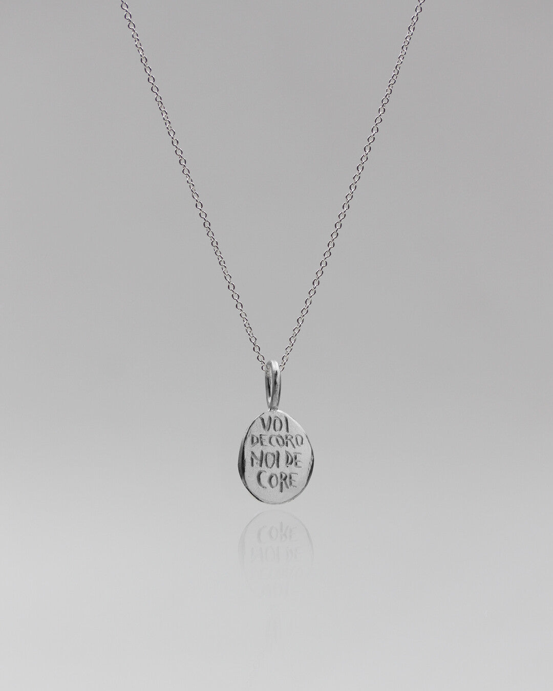 Voi decoro noi de core necklace