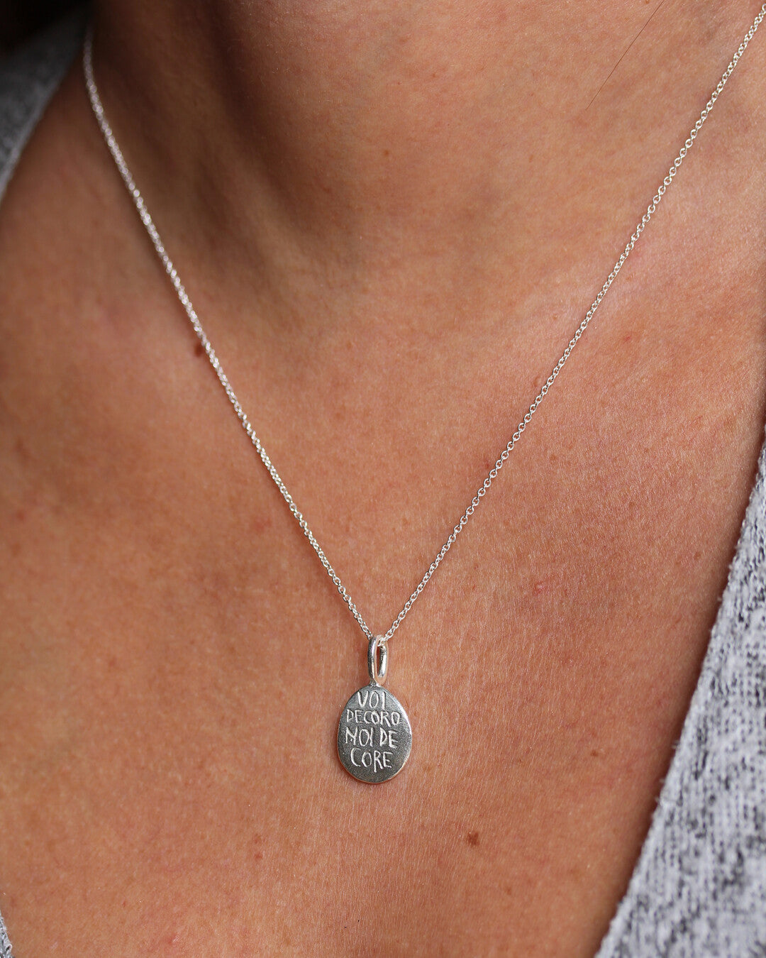 Voi decoro noi de core necklace