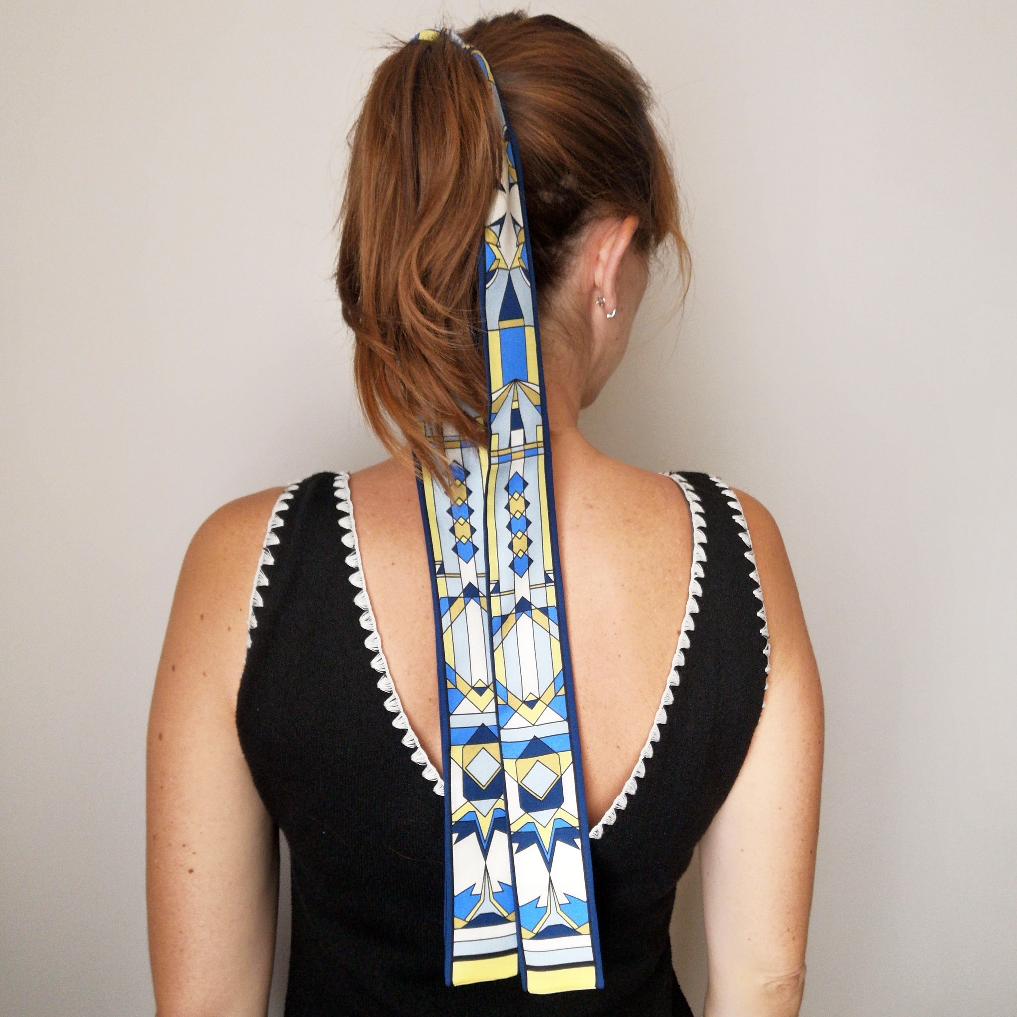 fusciacca versatile stretta in coda tra i cappelli con motivi geometrici