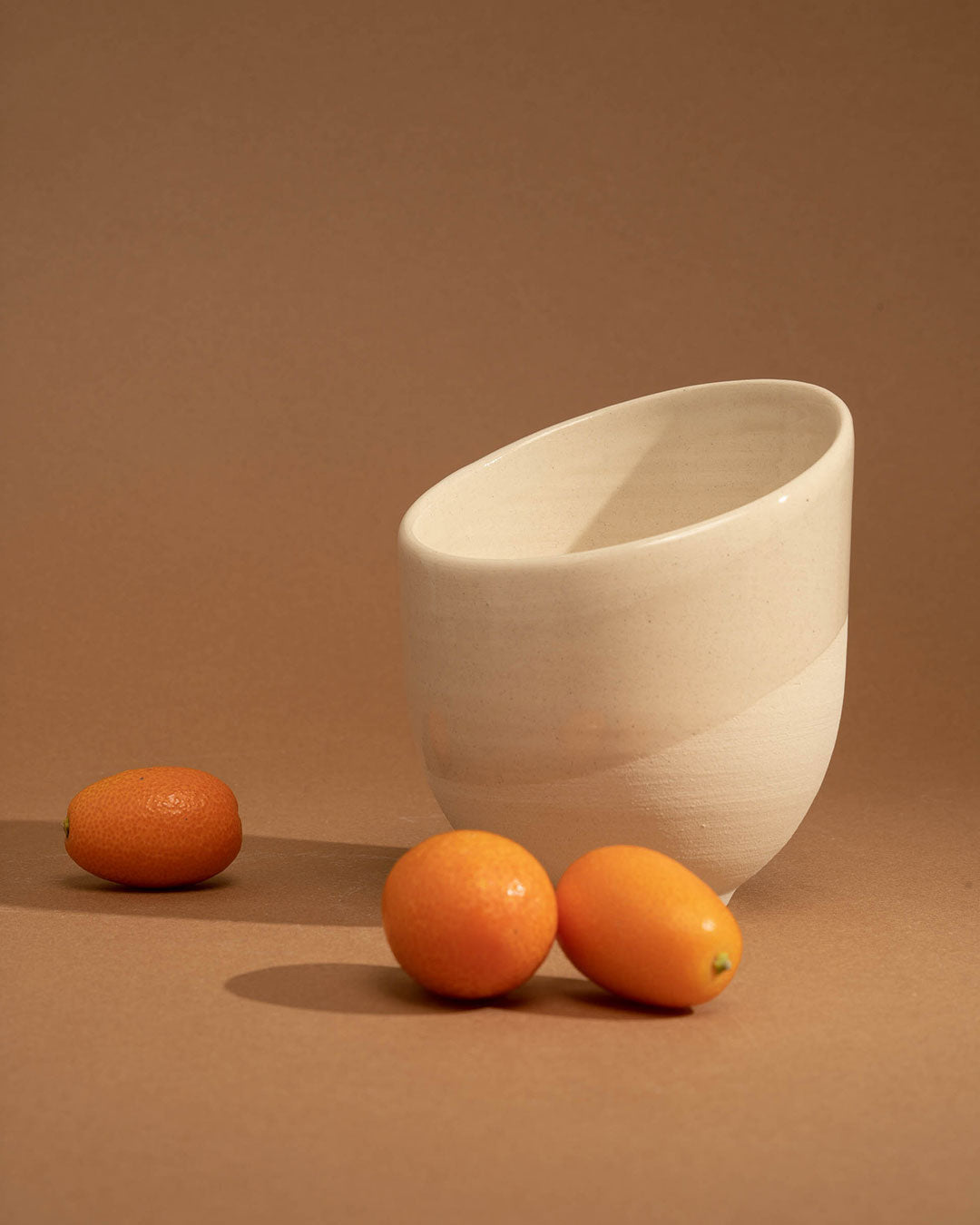 Beveled white stoneware cup - Madeleine Martin Céramique