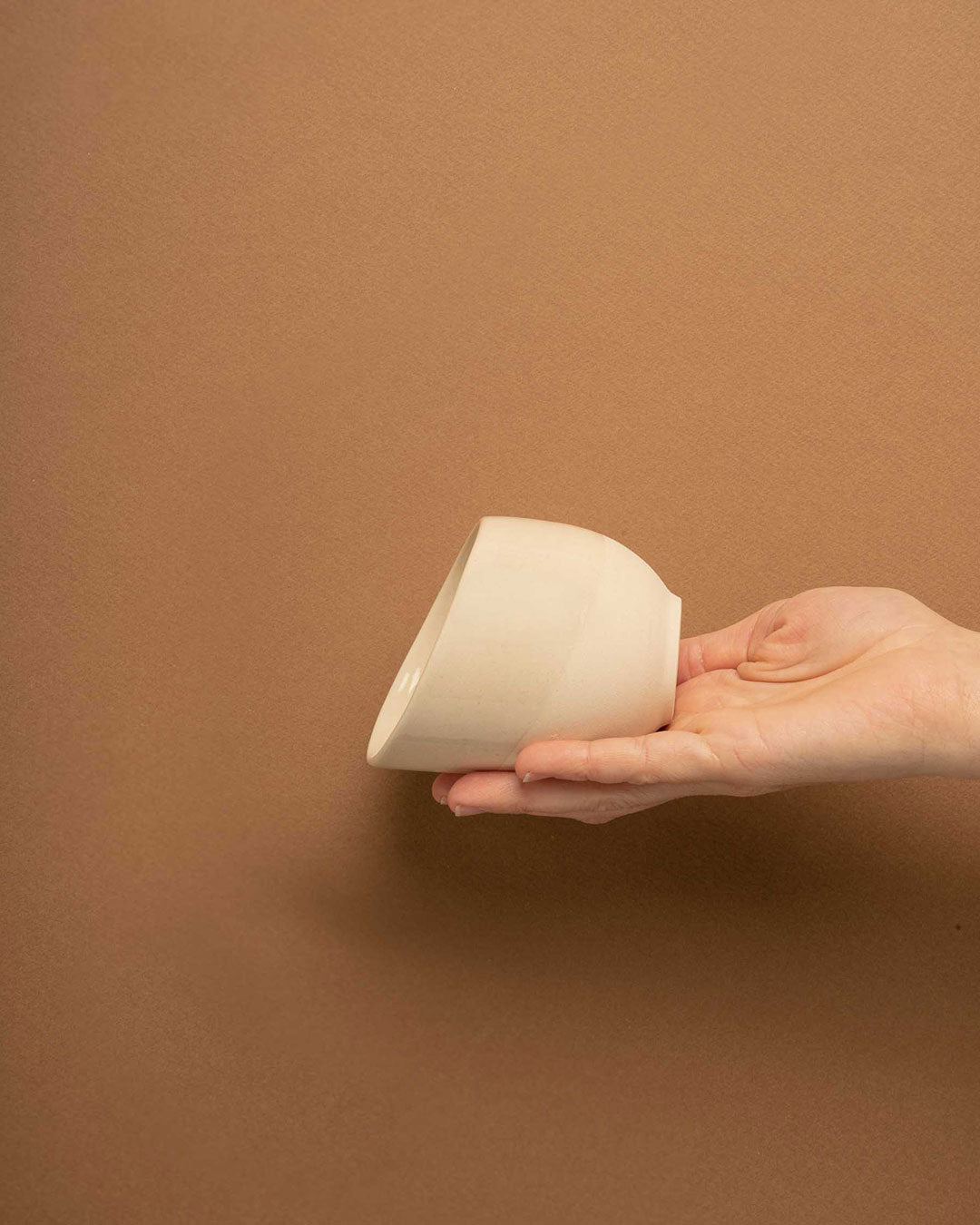 Beveled white stoneware cup - Madeleine Martin Céramique