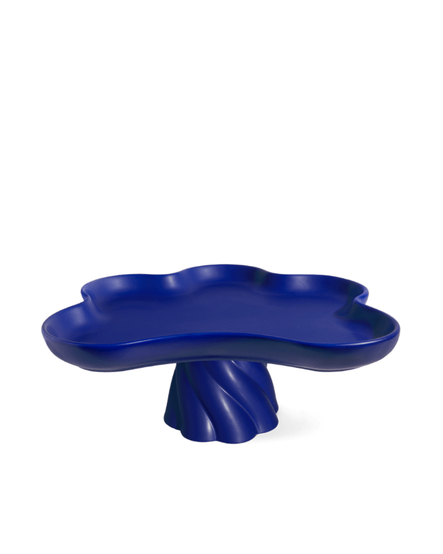 The Octaevo Templo High Tray in deep blue features a twisted pedestal base, ideal as a centerpiece.